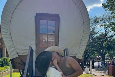 Larissa Manoela posa aos beijos com André Luiz Frambach no Texas