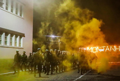 Soldados do Batalhão Dom Pedro II recebem a Boina Cinza e o Brevê de Montanha