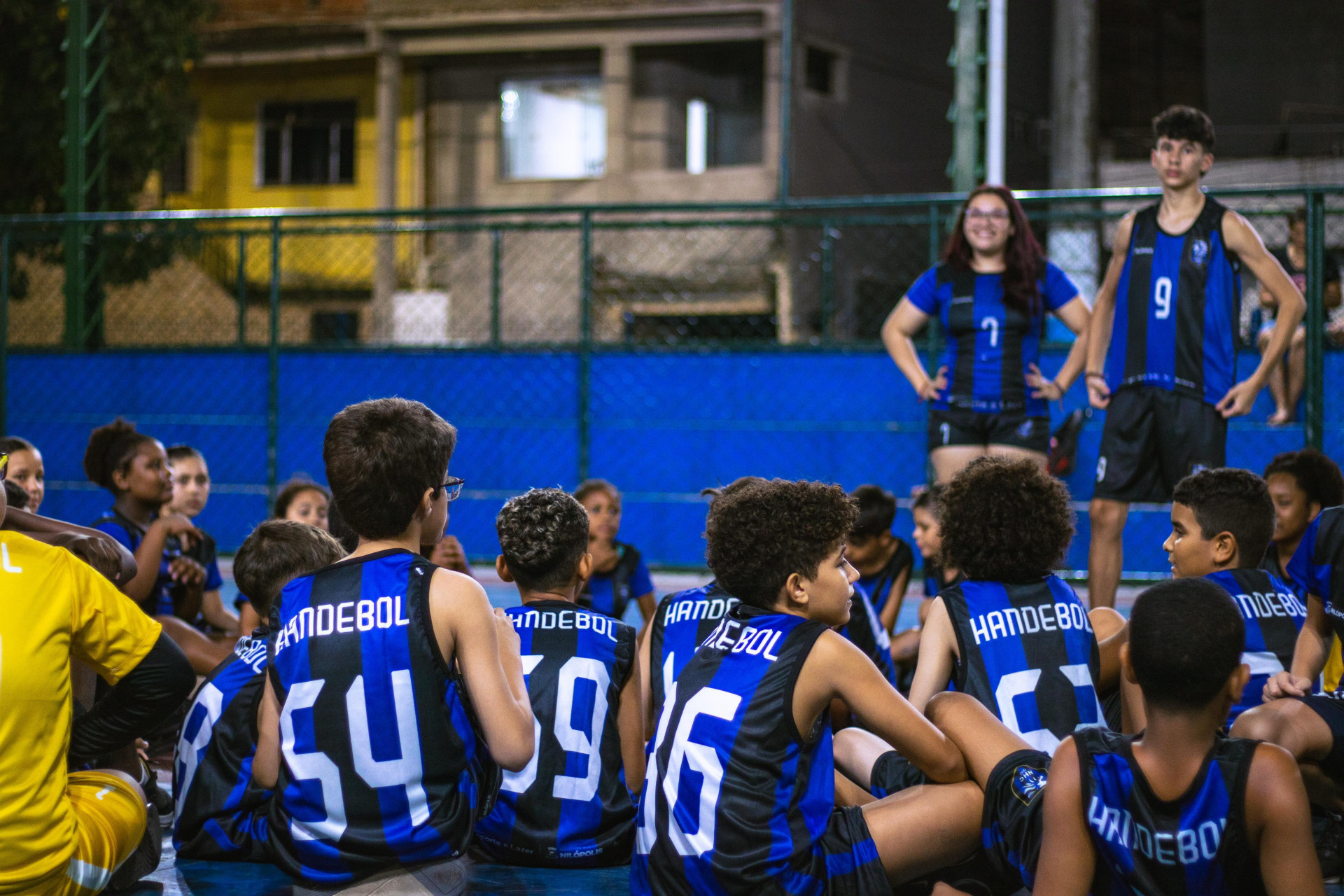 Jovens atletas ouvindo palestra dos professores - Giulia Nascimento / PMN