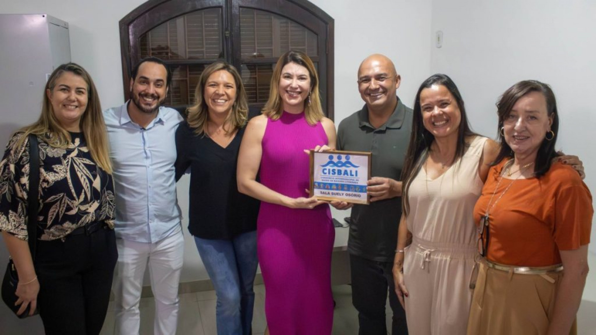 Prefeito Fábio do Pastel entre o secretário de Saúde de Cabo Frio, Bruno Alpacino, a prefeita de Saquarema e presidente do Cisbali, Manoela Peres, a secretária executiva do Cisbali, Natalia Alves e a secretária de Saúde aldeense, Maria Márcia Fontes - Ascom