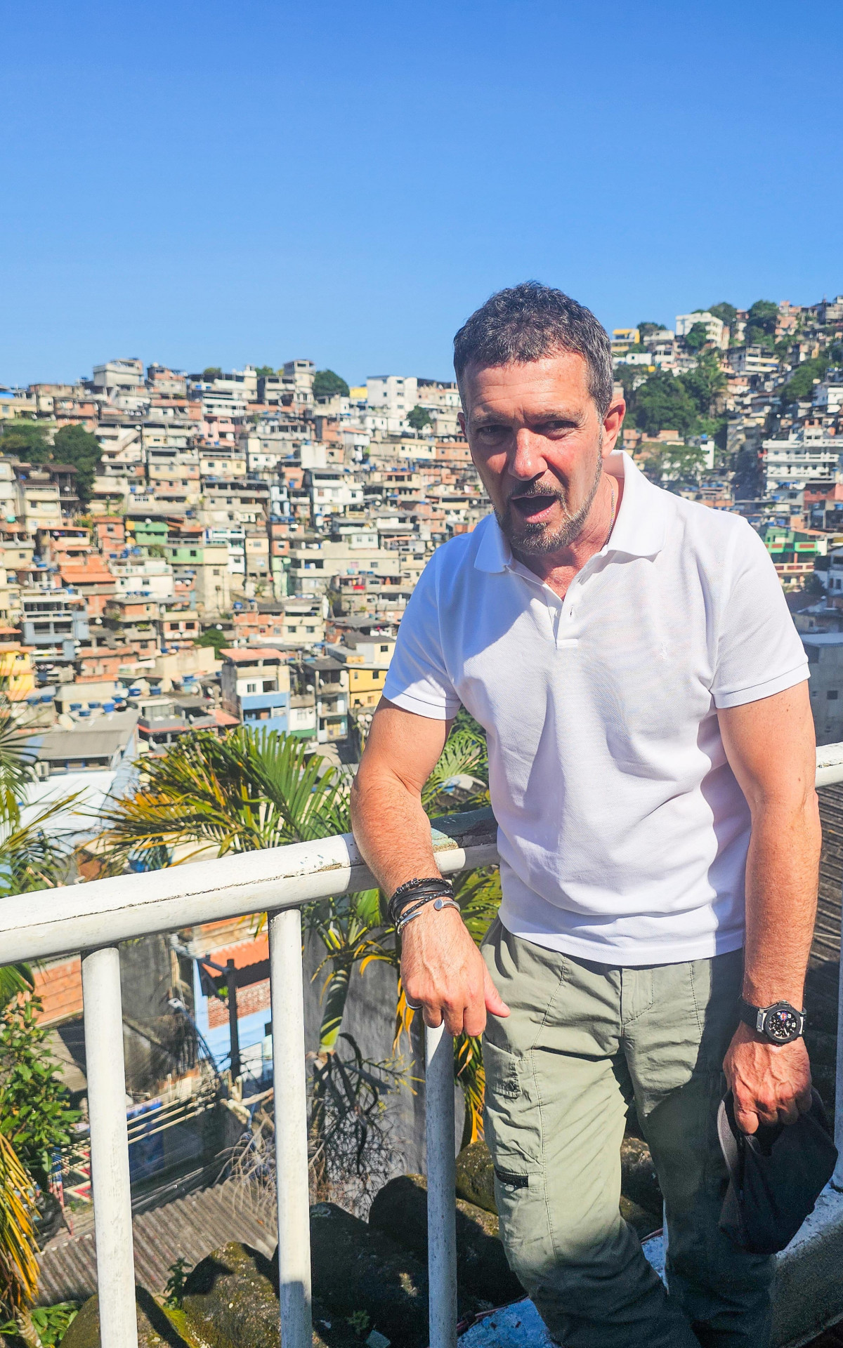 Antonio Banderas visita o morro do Vidigal, na Zona Sul - Dilson Silva/Ag.News