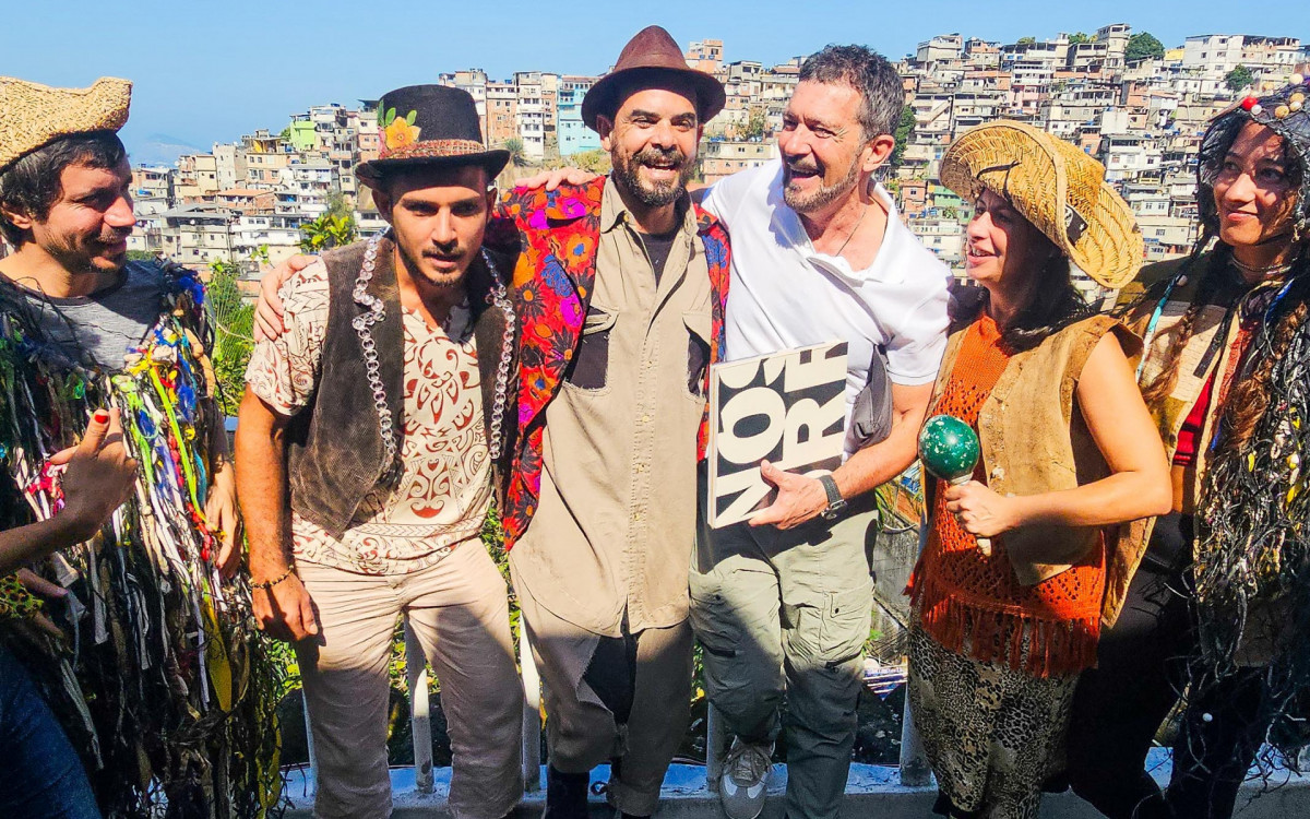 Antonio Banderas posa com integrantes do grupo de teatro Nós do Morro - Dilson Silva/Ag.News