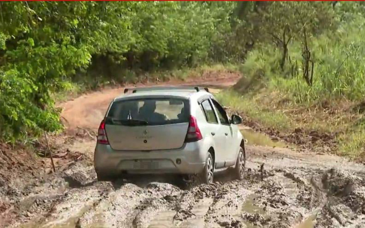 Antigamente, quando chovia, os veículos ficavam atolados na Estrada do Paraíso, em Guapimirim