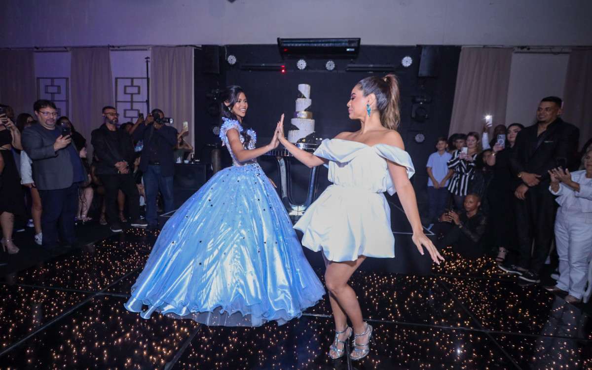 Wenny Isa dança com Lexa em festa de aniversário