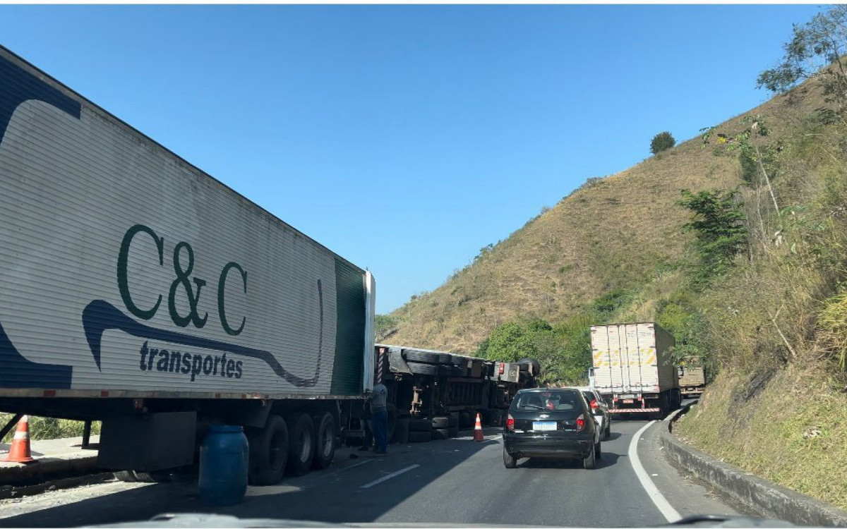 Carreta tombou enquanto descia a Serra das Araras, no sentido Rio da via