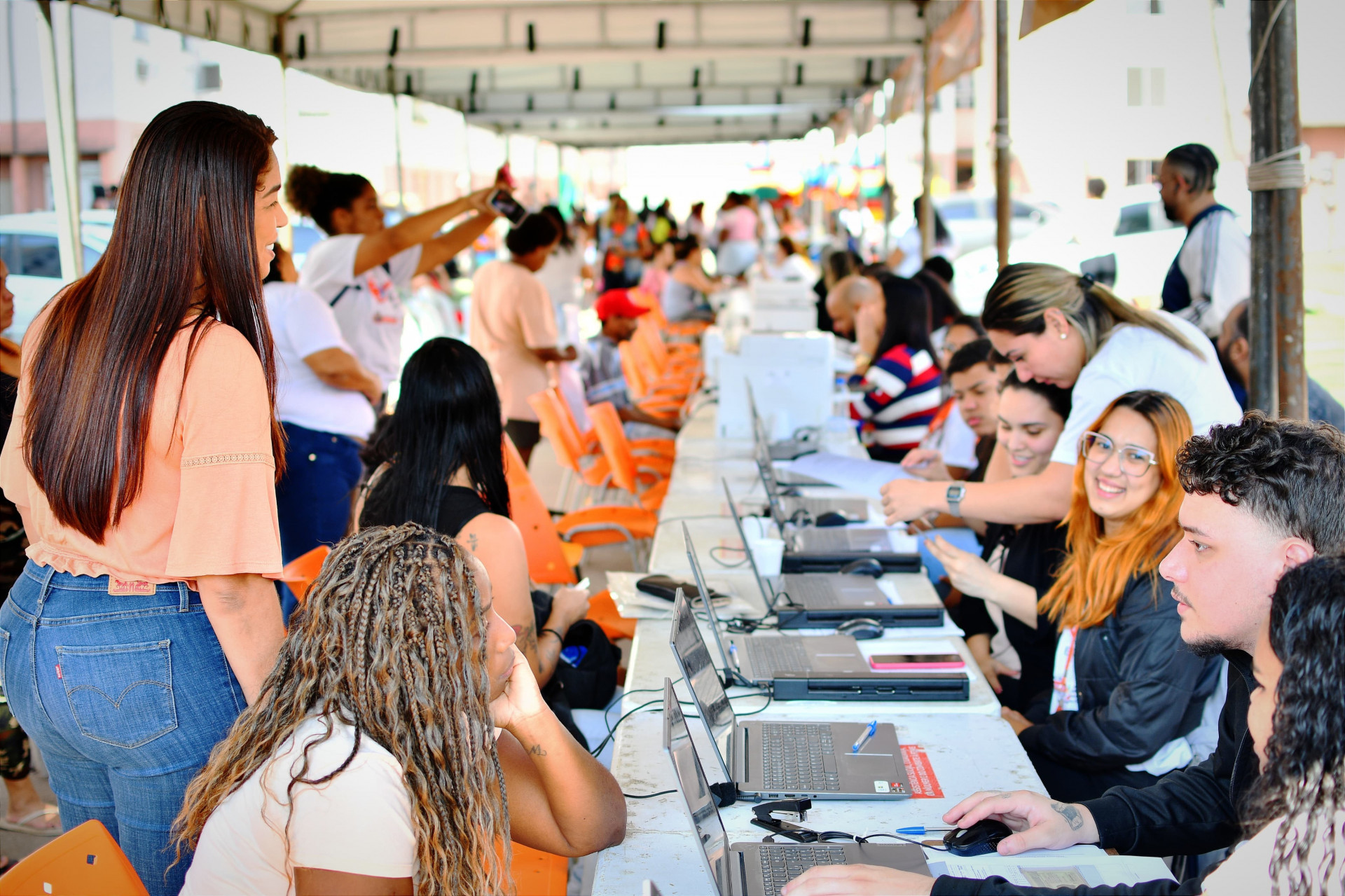 A secret&aacute;ria de Assist&ecirc;ncia Social, Clarice Santos (E), percorreu todos os estandes da a&ccedil;&atilde;o social - Jeovani Campos / PMBR