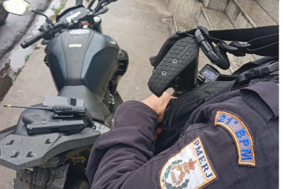 PM prende dois homens com moto roubada em Meriti