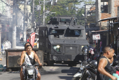 PM faz operação contra roubo de cargas e veículos na Cidade de Deus