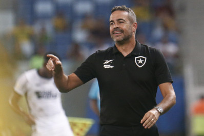 Artur Jorge evita reclamar da arbitragem e celebra vitória do Botafogo: 'Como equipe'