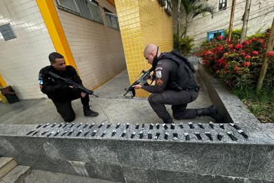 Polícia apreende pinos de cocaína na Vila Isabel