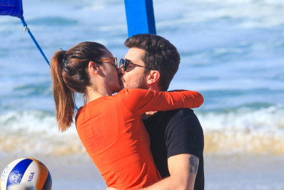 ​Camila Queiroz se exercita e troca beijinhos com Klebber Toledo na Barra da Tijuca 