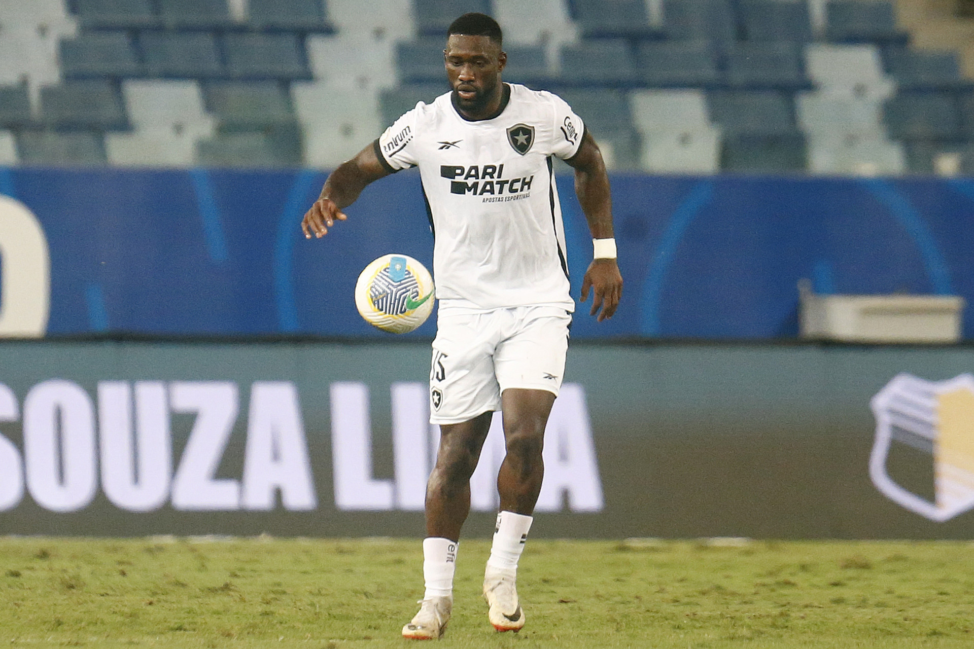 Bastos, do Botafogo, em a&ccedil;&atilde;o contra o Cuiab&aacute; - V&iacute;tor Silva/Botafogo