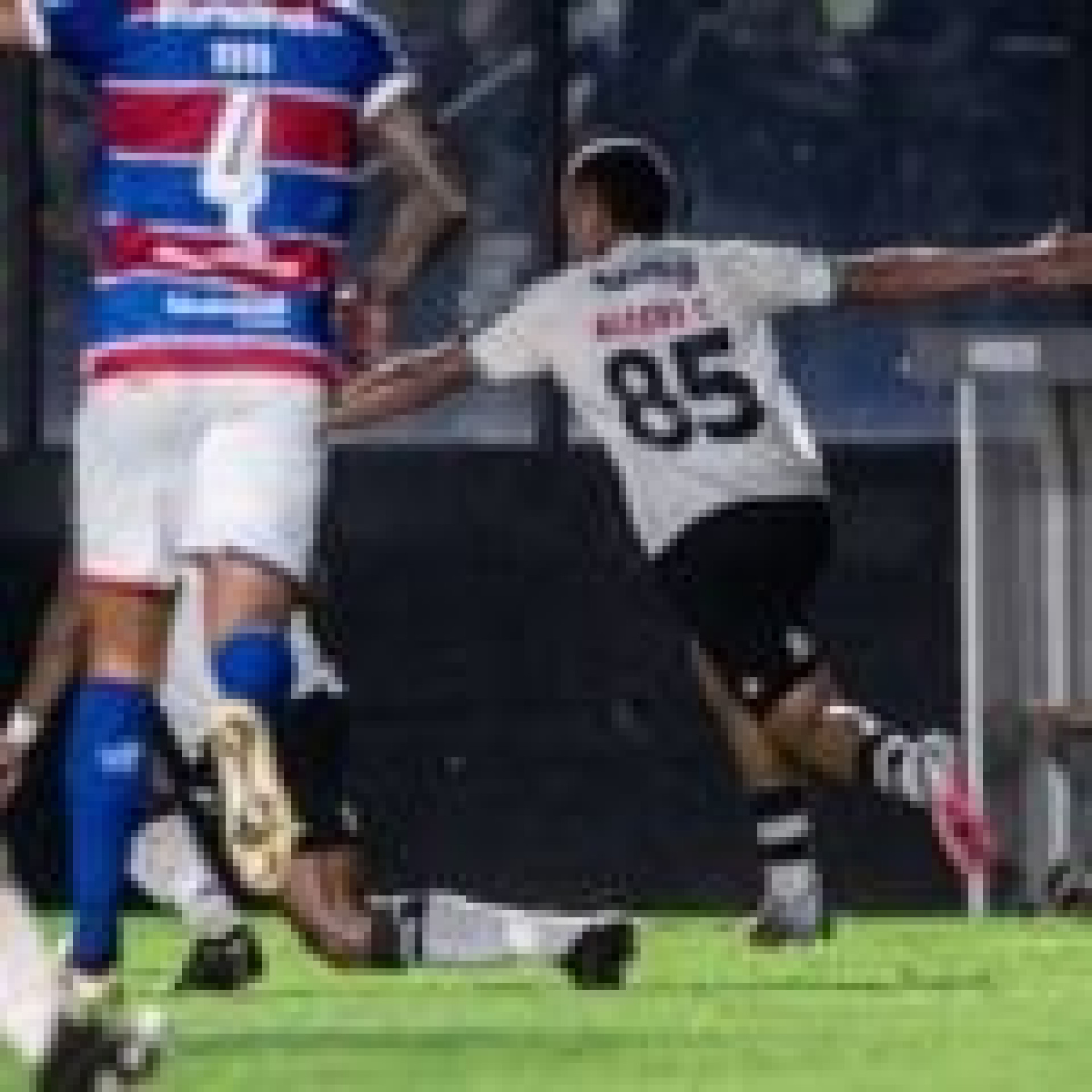 Com um gol em cada tempo, Vasco bate Fortaleza e se afasta do Z4 do Brasileirão