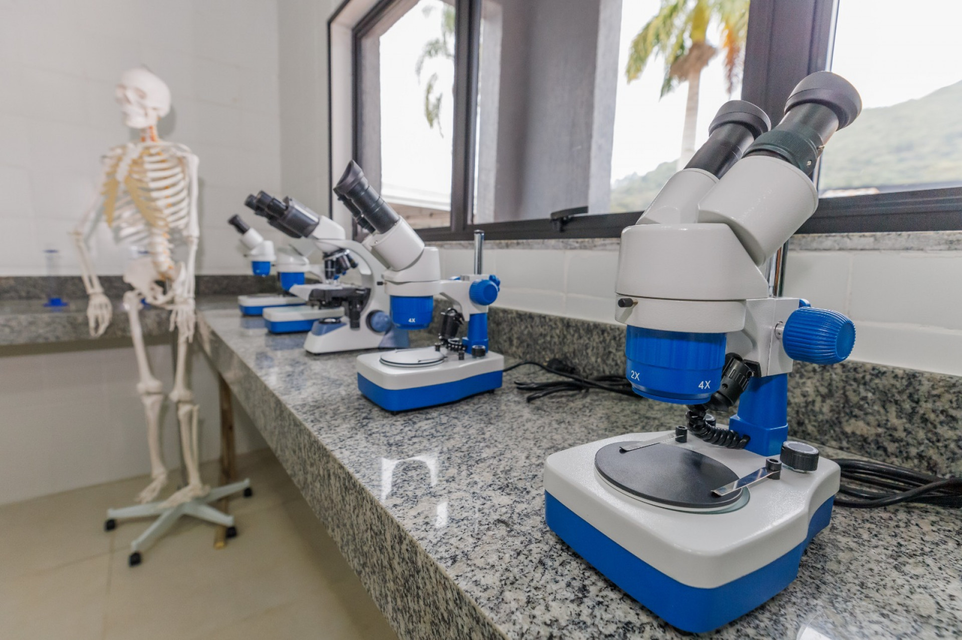 Laboratório conta com variedade de equipamentos para iniciação científica dos alunos da rede pública e da rede privada de ensino - Bruno Nepomuceno