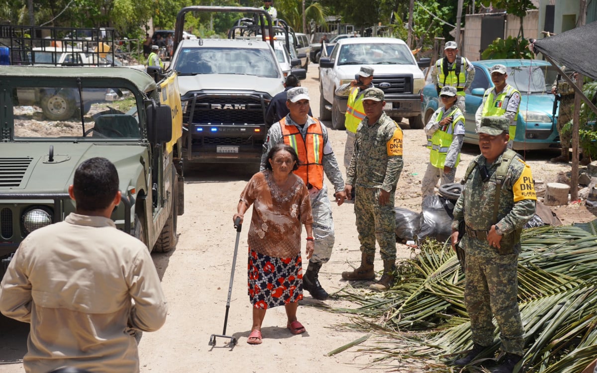 México: voos são suspensos e turistas evacuados com aproximação do furacão Beryl - AFP
