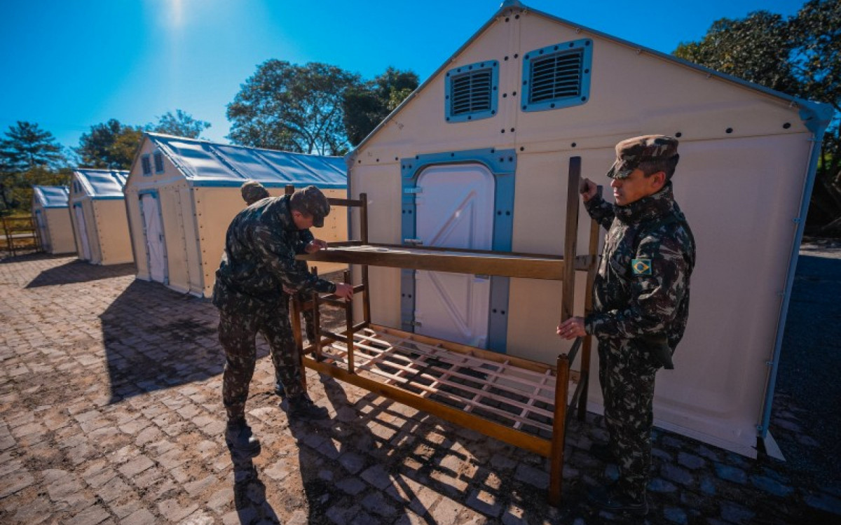Militares do Exército Brasileiro auxiliaram na montagem das estruturas e de móveis - Divulgação/Joel Vargas/Ascom GVG