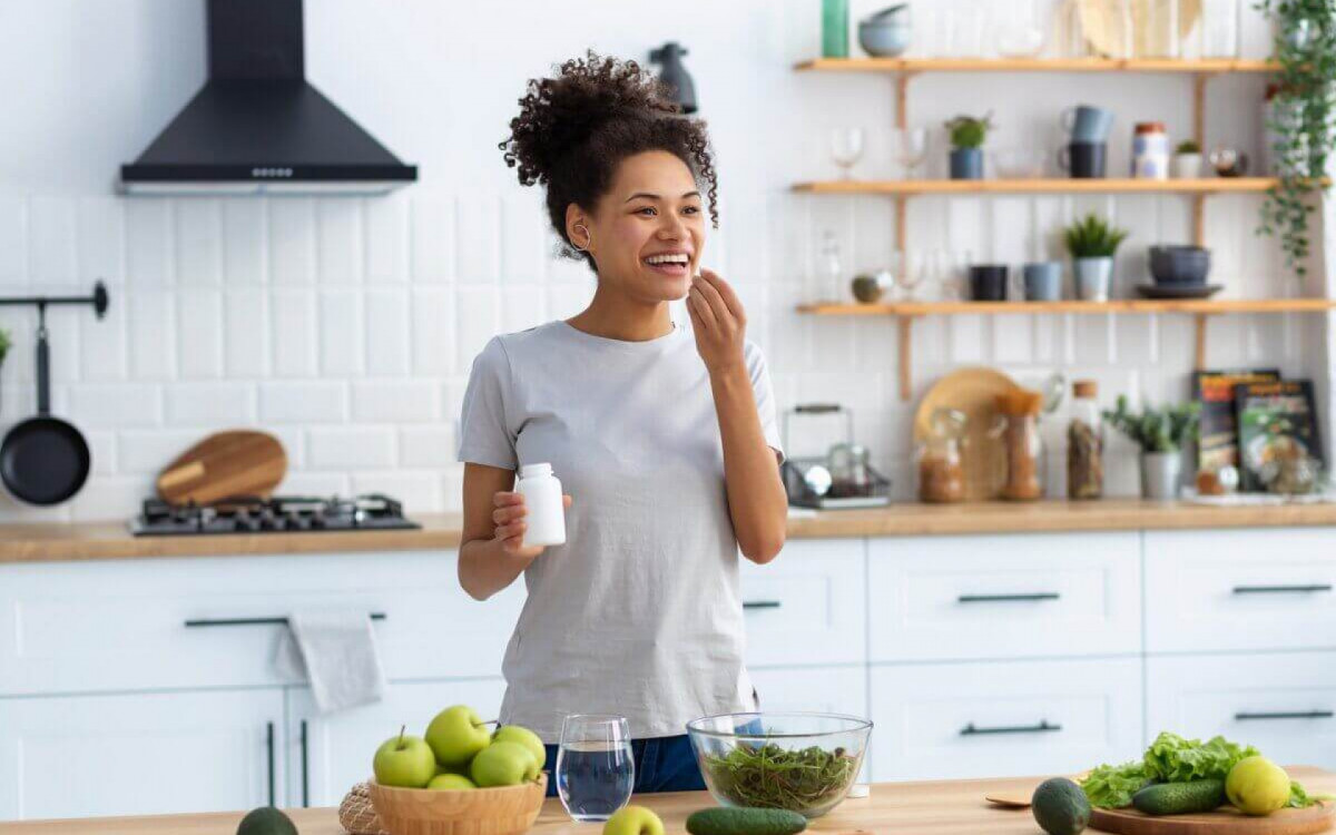 &Eacute; importante cuidado com o consumo de suplementos alimentares (Imagem: KucherAV | Shutterstock)
