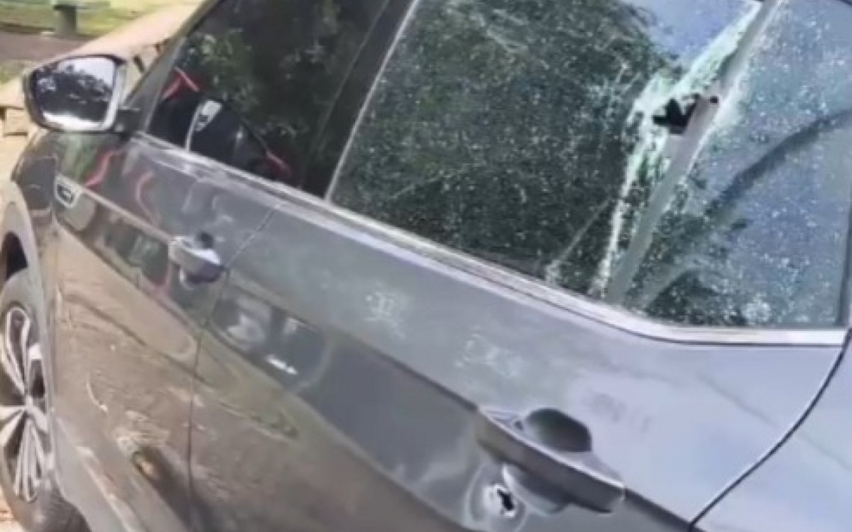 Carro abandonado por criminoso ficou com marcas de tiros ap&oacute;s confronto na Ilha