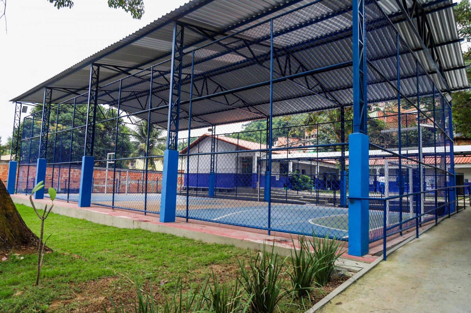A Escola Municipal Professora Márcia Branquinho possui uma biblioteca, sala de recursos, uma quadra esportiva  - Edgar Maciel 