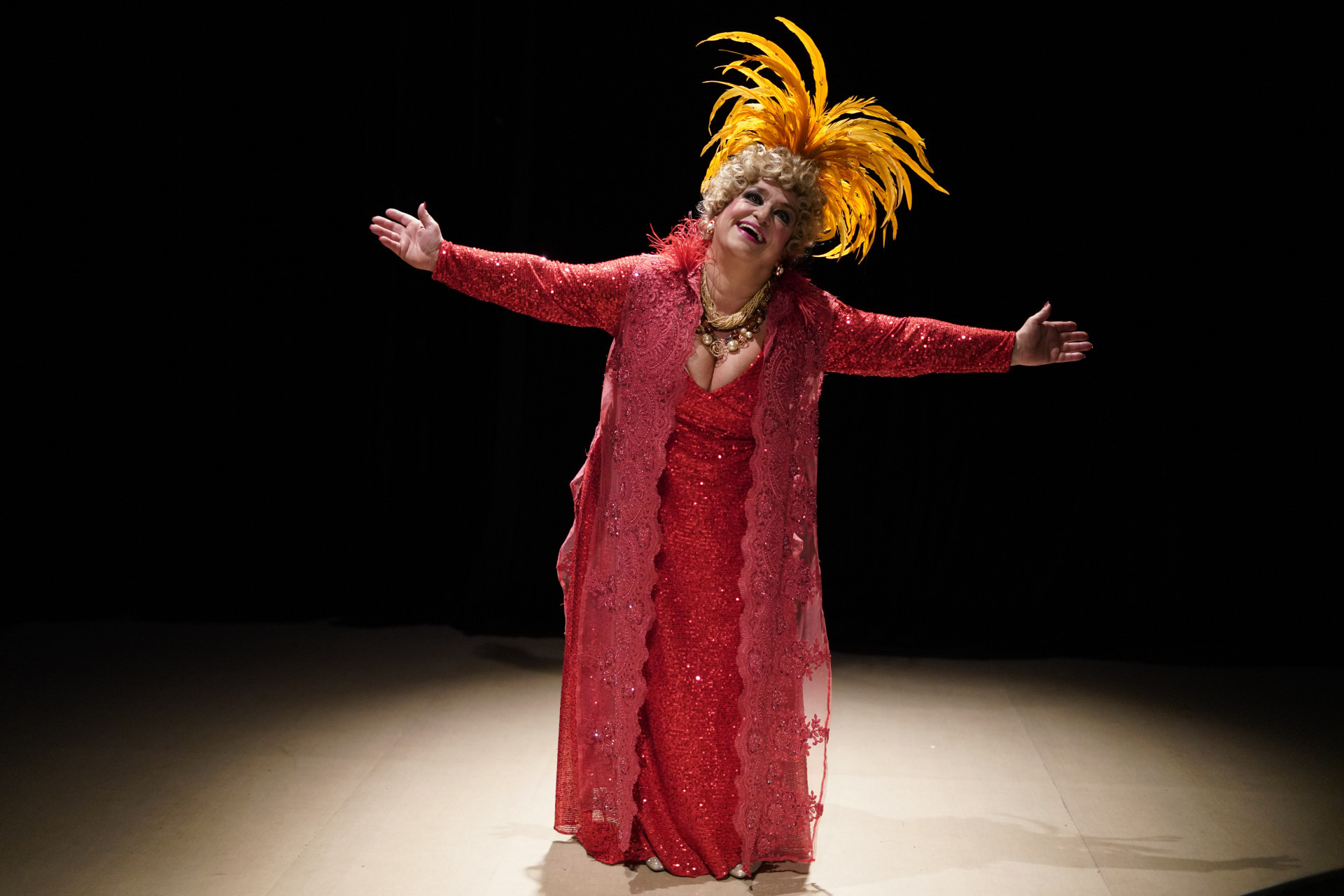 Grace Gianoukas como Dercy Gonçalves no teatro - Divulgação / Heloisa Bortz