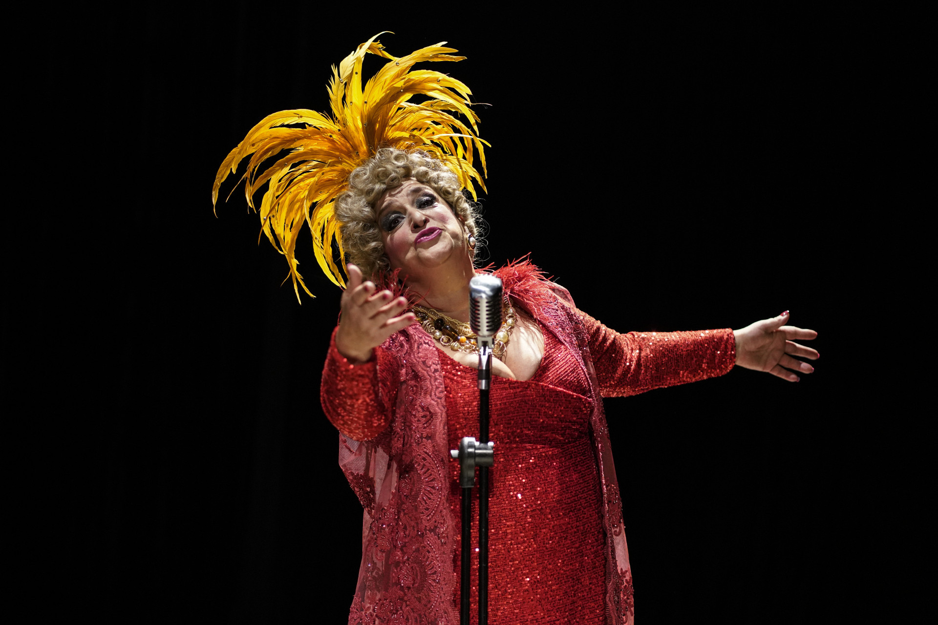 Grace Gianoukas como Dercy Gonçalves na peça 'Nasci para ser Dercy' - Divulgação / Heloisa Bortz