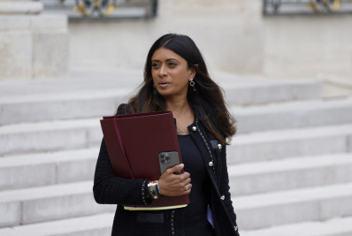 Porta-voz de Macron é atacada durante campanha em Paris