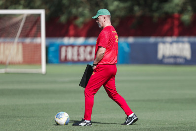 Mano Menezes tem aproveitamento positivo em estreias
