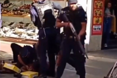 Vídeo: homem é agredido por guardas municipais no calçadão de Osasco