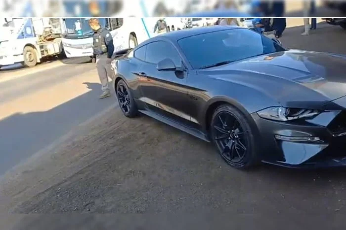 PRF apreende carro de luxo com mais de R$ 30 mil em multas