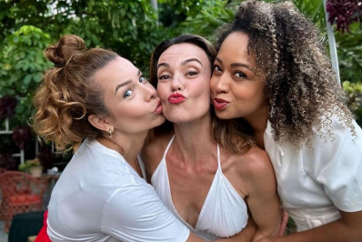 Fernanda Souza, Aretha Oliveira e Flavia Monteiro recriam foto dos tempos de 'Chiquititas'