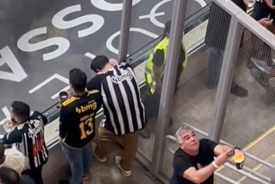 Torcedor que fez gestos racistas em direção à torcida do Flamengo é punido no Atlético-MG