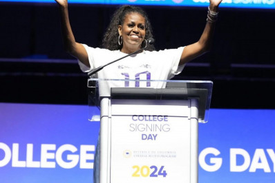 Pesquisa aponta Michelle Obama como favorita em disputa com Trump nas eleições