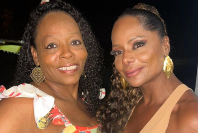 Adriana Bombom lamenta a morte da irmã gêmea: 'Minha companheira desde o útero'