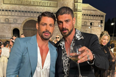 Cauã posta foto com galã italiano Michele Morrone e fãs reagem: 'Tanto faz'