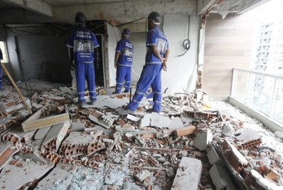 Demolição de prédio de sete andares no Recreio é retomada após revogação de liminar