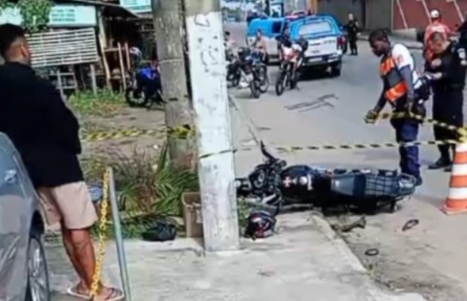 Acidente entre moto e carro causou a morte de uma mulher de 26 anos, nesta quinta-feira (4), em Niterói - Reprodução / Redes Sociais