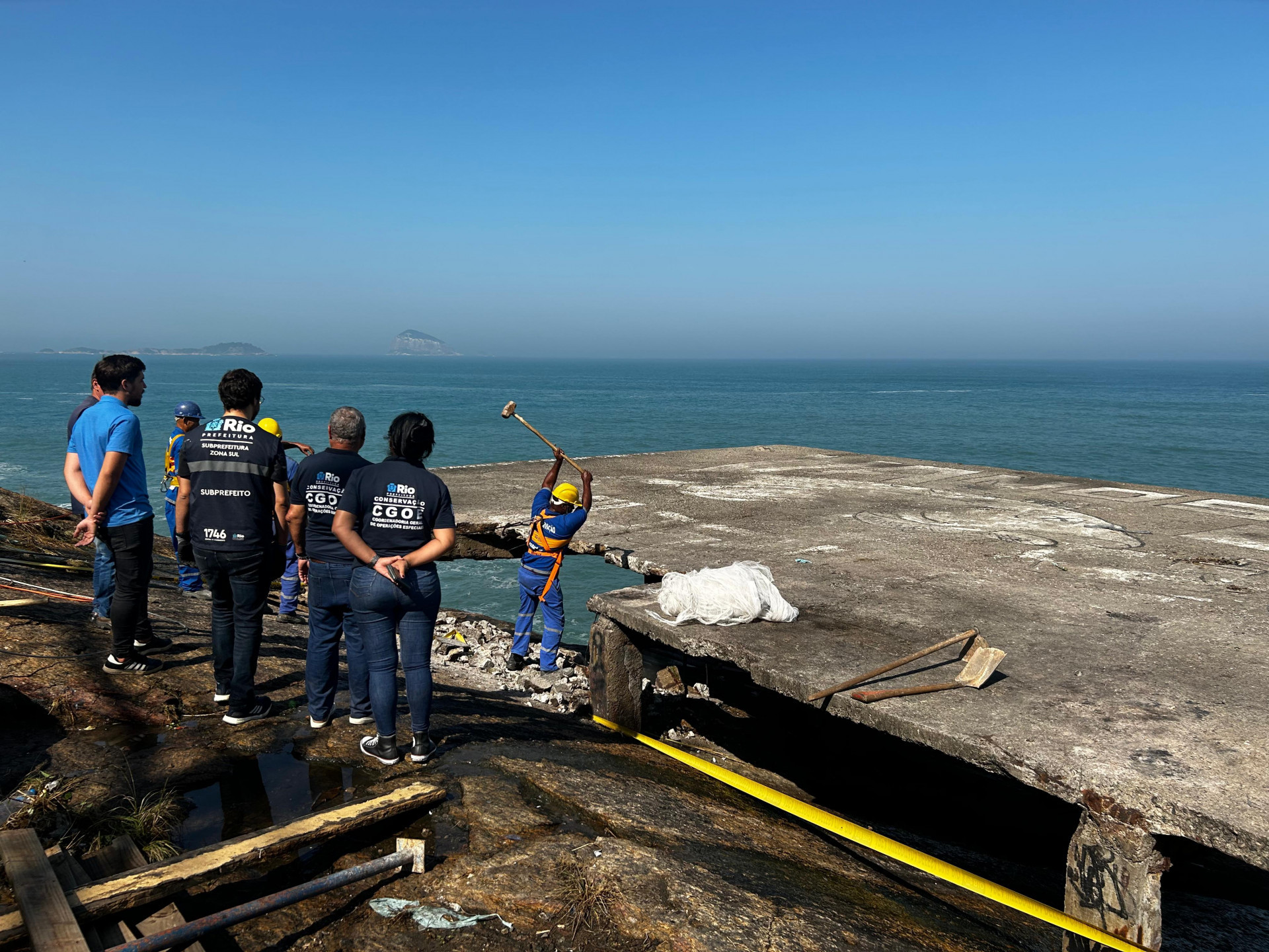 O local, que é um tipo de mirante de concreto, está sendo demolido manualmente - Divulgação / Prefeitura do Rio