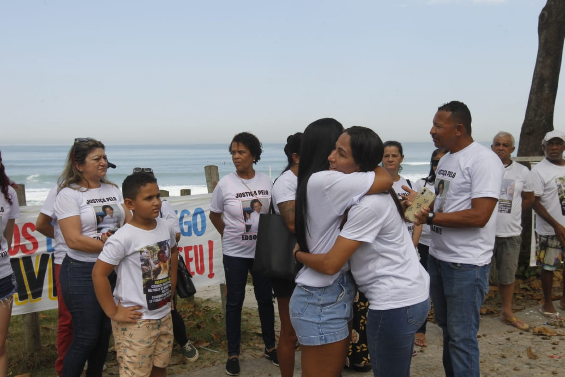 Familiares realizam protesto após seis meses do desaparecimento do menino Edson Davi - Reginaldo Pimenta/Agência O DIA