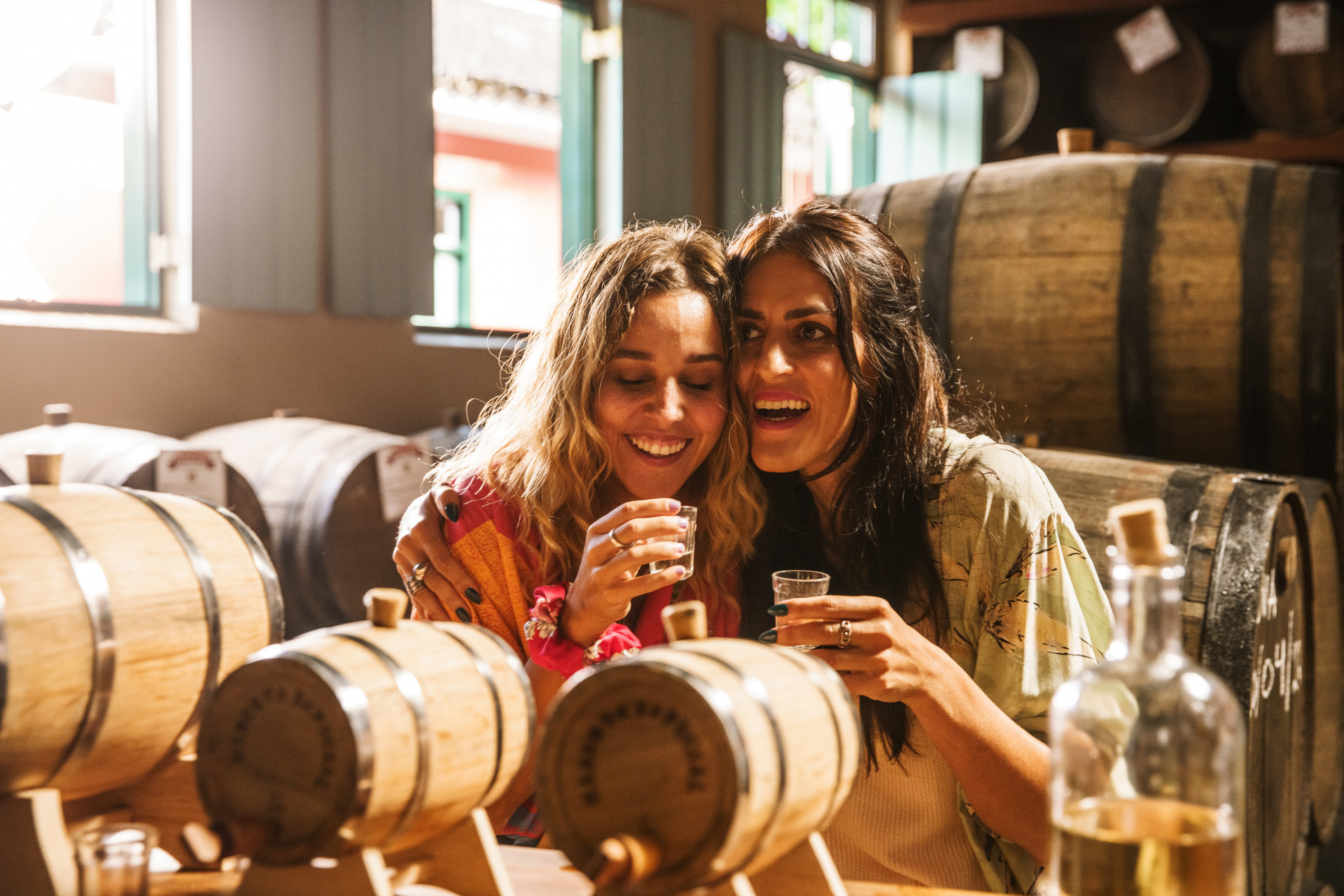 Thati Lopes e Luciana Paes estrelam a comédia 'Saideira' - Divulgação / Elo Studios