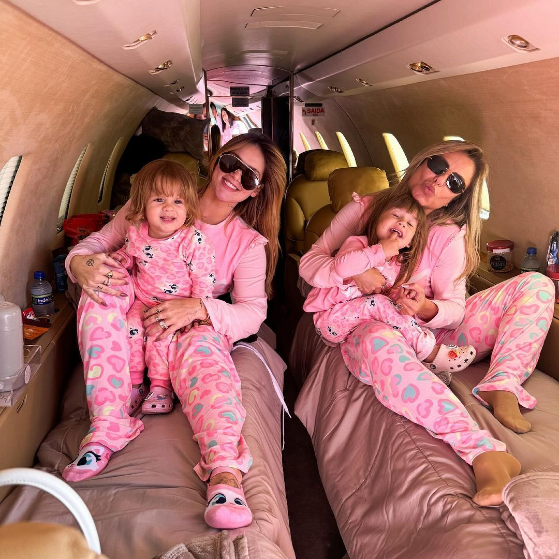 Virginia encanta seguidores ao combinar look com as filhas e a sogra - Reprodução