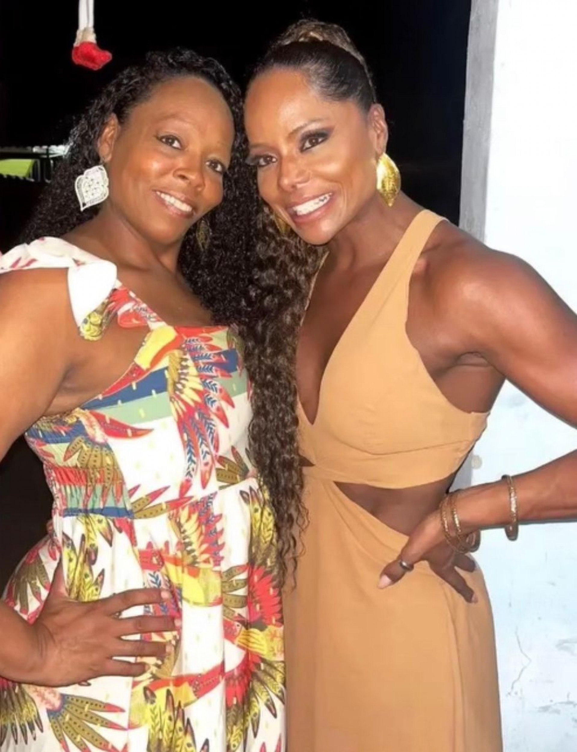 Morre, no Rio de Janeiro, Andréa, a irmã gêmea de Adriana Bombom - Foto: Reprodução