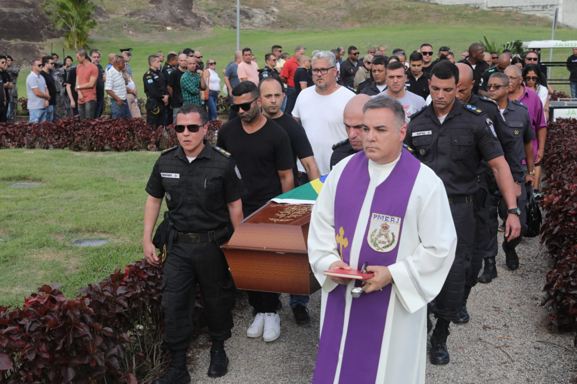 Enterro de Rafael Galvão da Costa contou com saudações de tiros - Pedro Teixeira / Agência O Dia