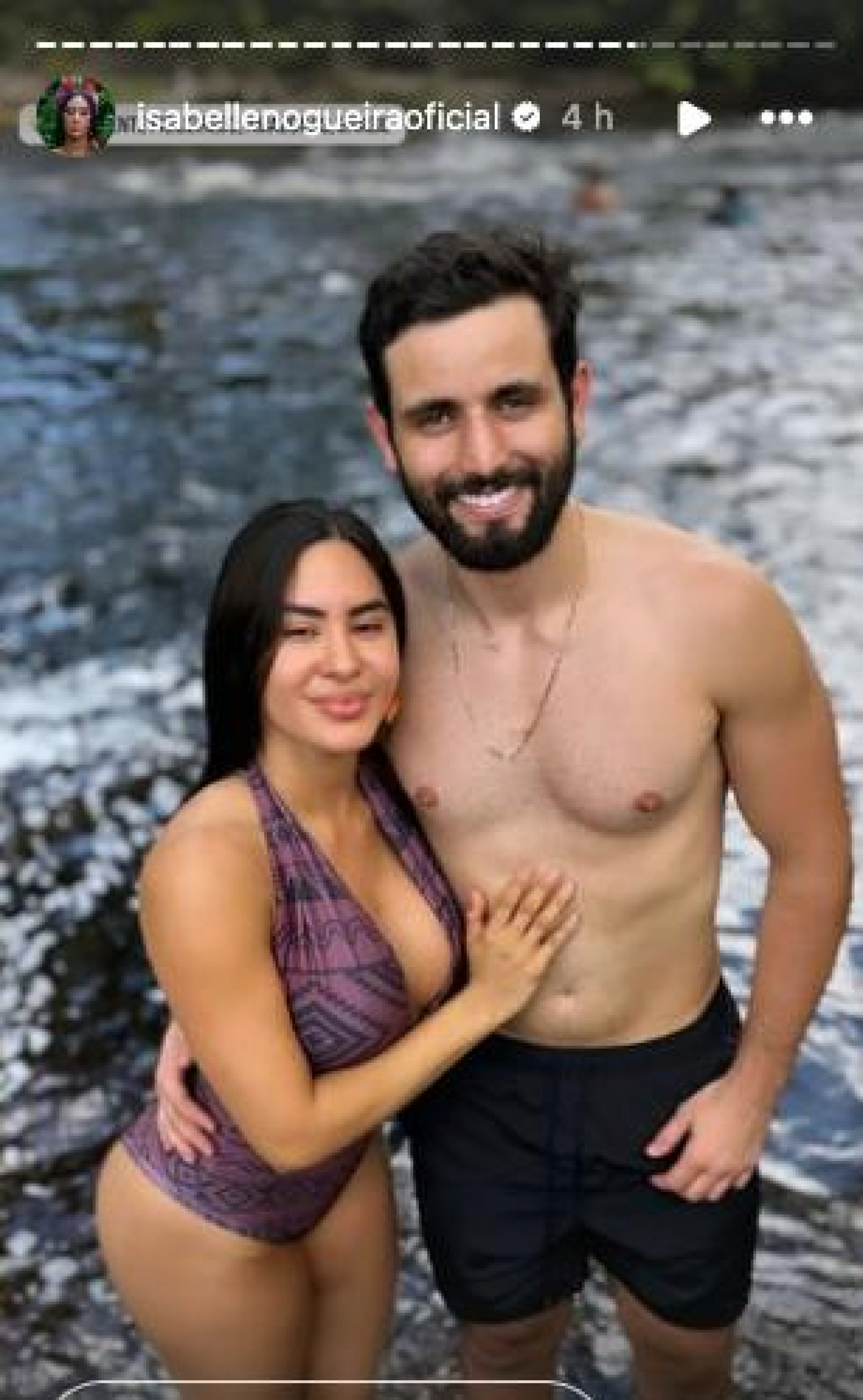 Isabelle Nogueira posta foto com amado nos stories - Reprodução / Instagram