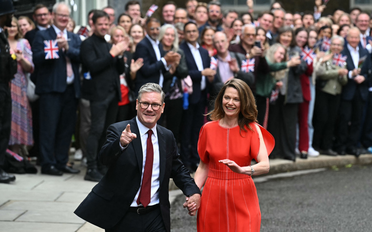 Acompanhado da mulher Victoria, Keir foi recebido no Palácio de Buckingham - AFP