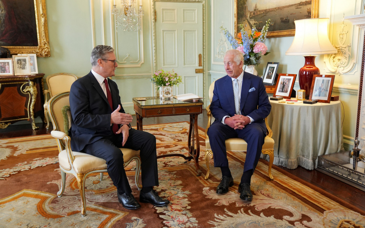 Rei Carlos III se encontra com o novo premiê, Keir Starmer, durante uma audiência no Palácio de Buckingham - AFP