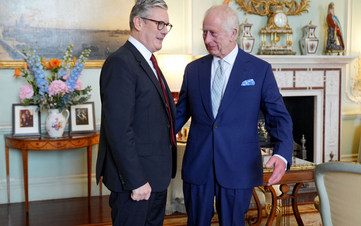 Rei Carlos III se encontra com o novo premiê, Keir Starmer, durante uma audiência no Palácio de Buckingham - AFP