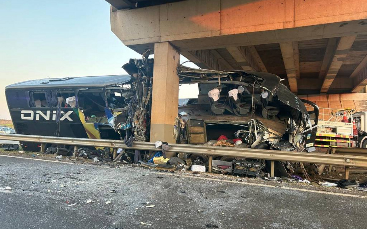 &Ocirc;nibus ap&oacute;s se chocar com pilastra em Itapetininga, interior de SP