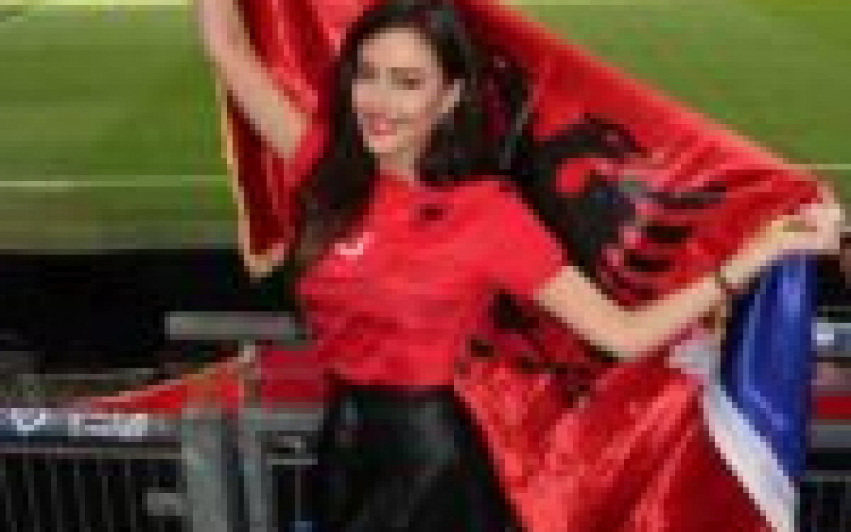 Apresentadora da Alb&acirc;nia viraliza ap&oacute;s torcida e fotos na Eurocopa