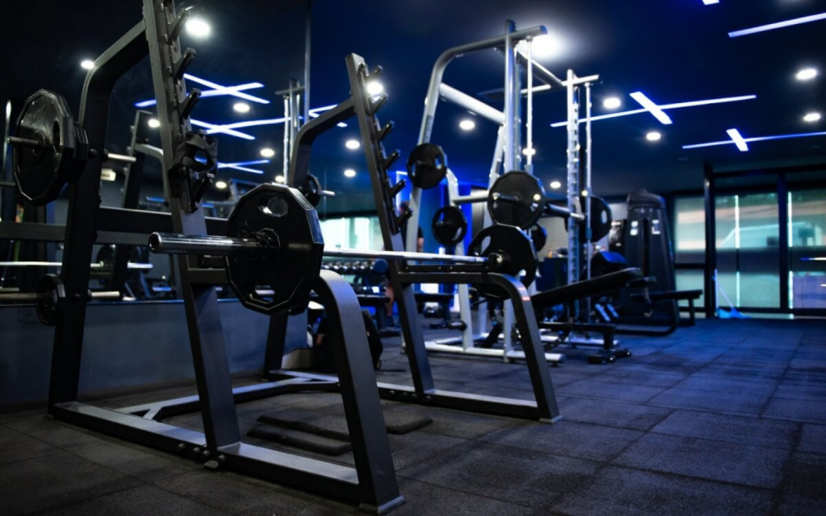 Os aparelhos na academia permitem realizar diferentes exerc&iacute;cios (Imagem: MARVIK | Shutterstock)