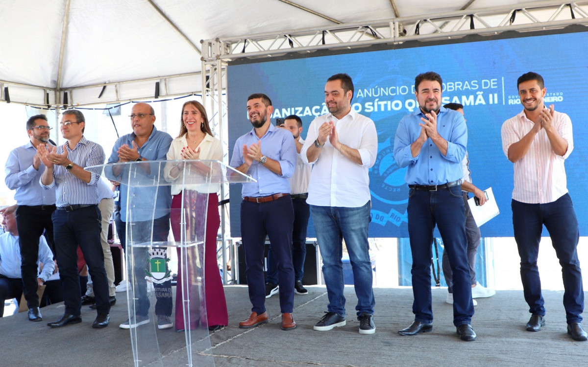 Governador Cláudio Castro e autoridades locais durante a assinatura da autorização para o início das obras de urbanização no bairro Sítio Quissamã II